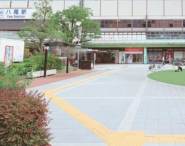 近鉄八尾駅前の様子